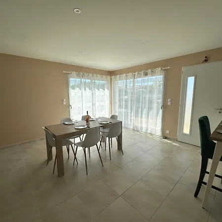 Maison Lumineuse Et Calme à Villa